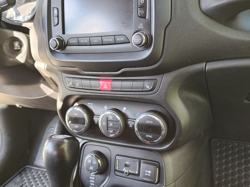 Used 2016 Jeep Renegade Trailhawk w/ Premium Trailhawk Package image 21