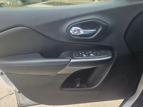 Used 2019 Jeep Cherokee Latitude Plus w/ Comfort/Convenience Group image 12