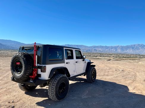 Used 2017 Jeep Wrangler Unlimited Sahara w/ Connectivity Group AWD/4WD image 6
