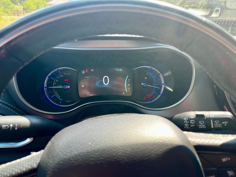 Used 2019 Chrysler Pacifica Limited w/ Advanced Safetytec Group FWD image 12