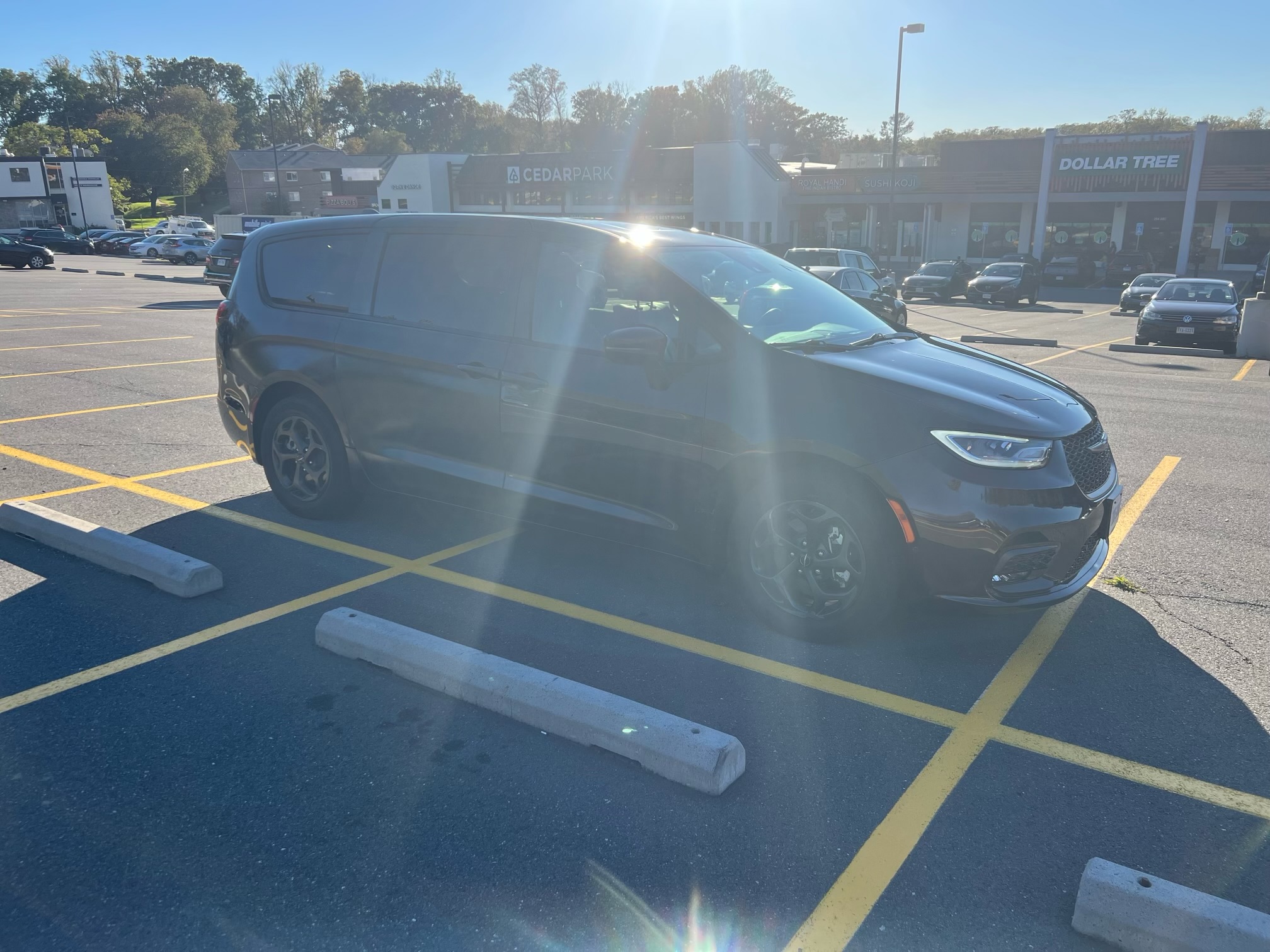 Used 2022 Chrysler Pacifica Limited w/ Uconnect Theater Family Group FWD image 11