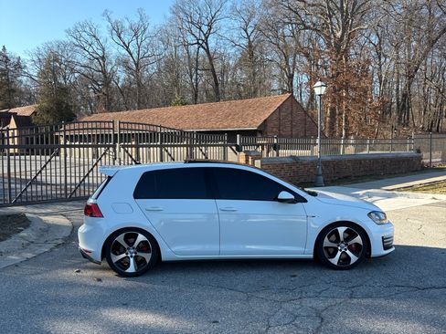 Used 2017 Volkswagen GTI SE image 6