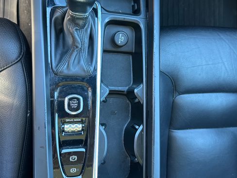 Used 2021 Volvo XC60 T6 Momentum image 11