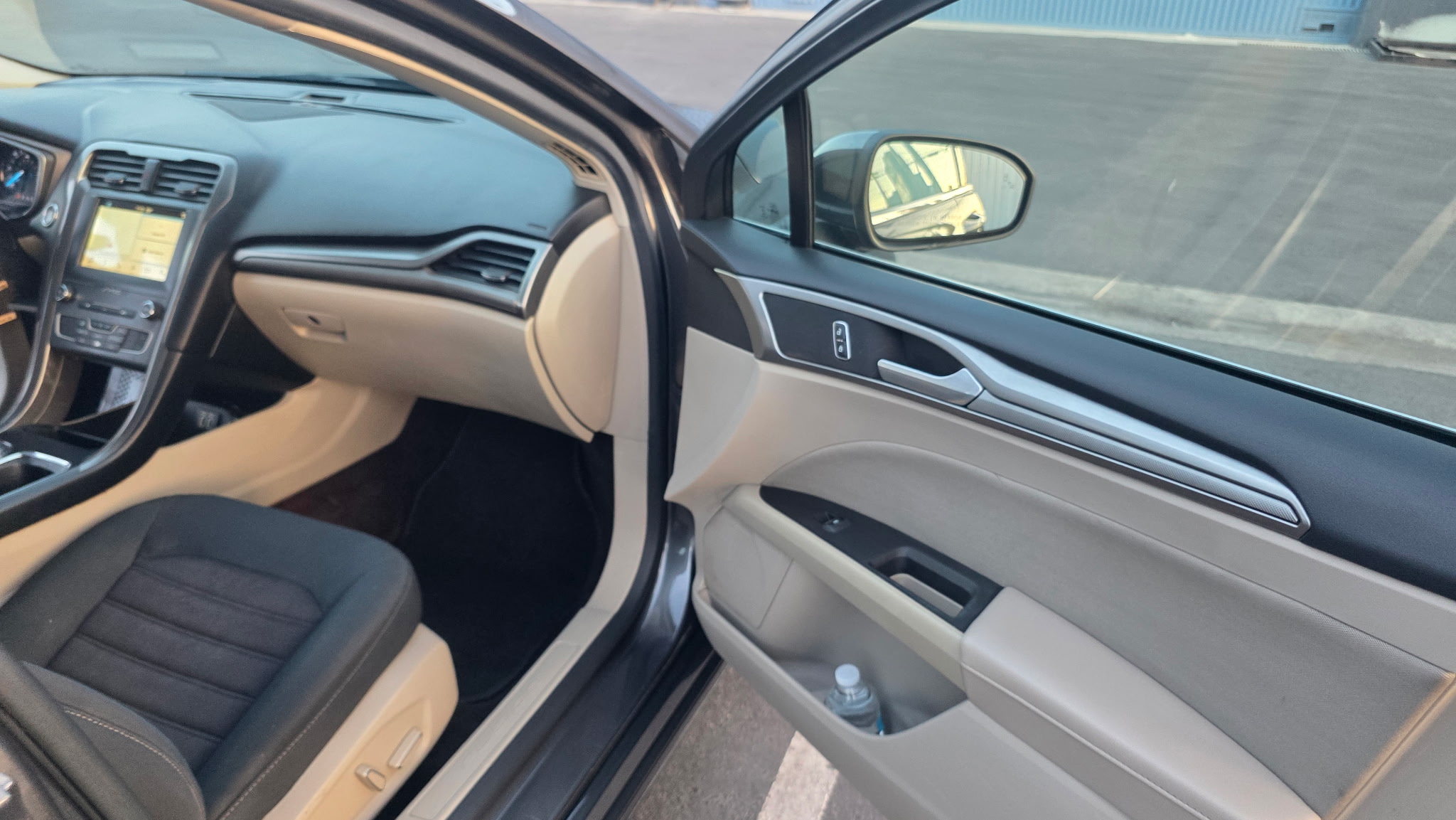 Used 2019 Ford Fusion SE FWD image 4