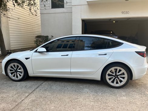 Used 2023 Tesla Model 3 Standard Range image 4