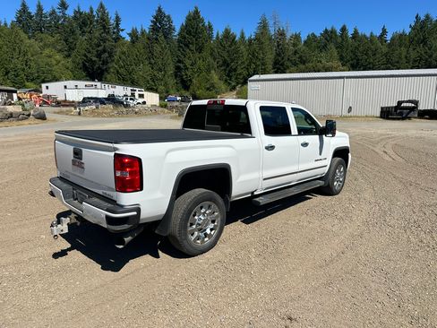 Used 2016 GMC Sierra 2500 Denali w/ Duramax Plus Package AWD/4WD image 4