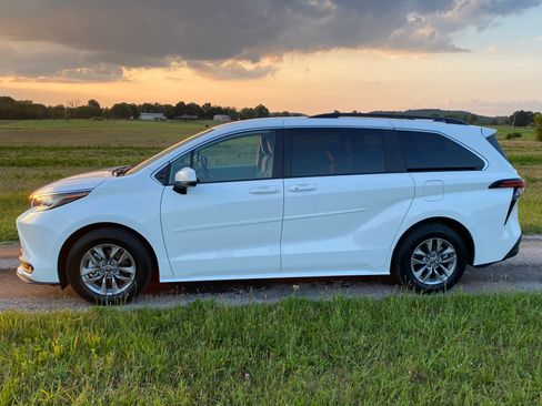 Used 2022 Toyota Sienna LE image 6