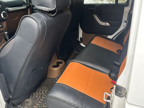 Used 2012 Jeep Wrangler Unlimited Rubicon w/ Connectivity Group image 18