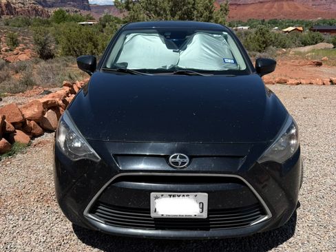 Used 2016 Scion iA FWD image 8