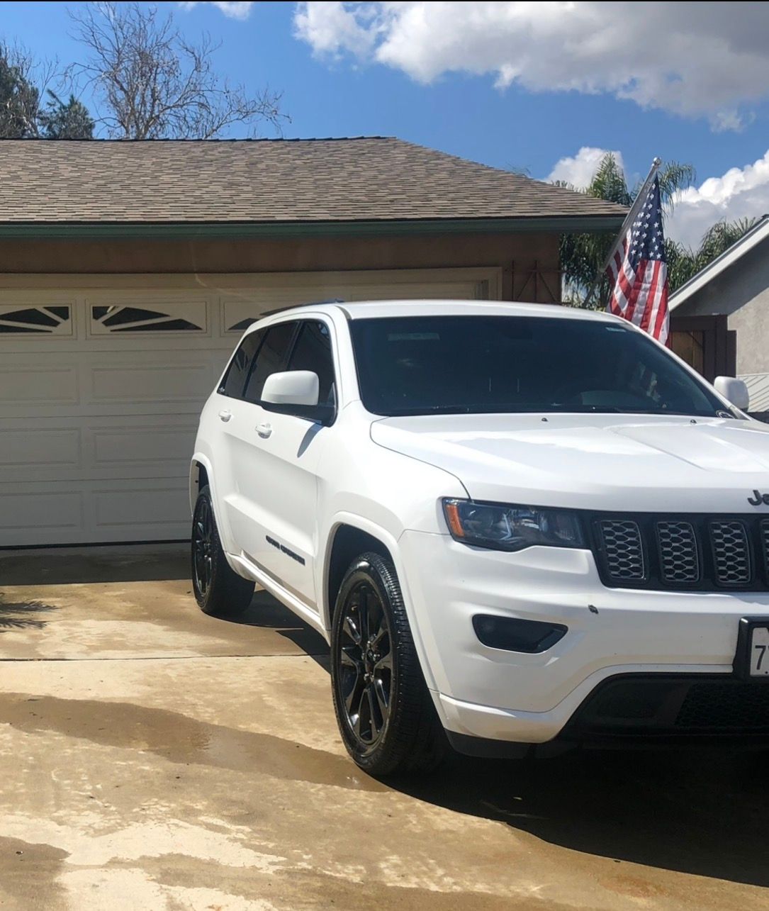 Used 2017 Jeep Grand Cherokee Altitude RWD image 4