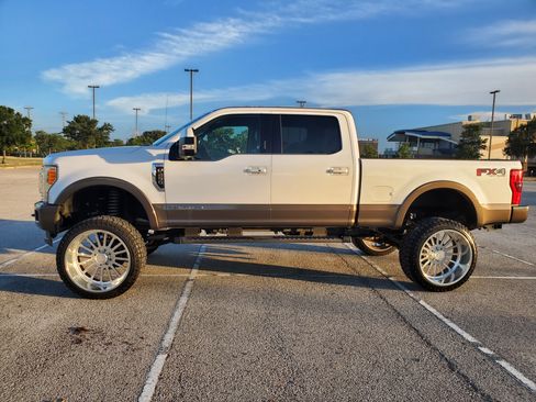 Used 2017 Ford F250 King Ranch w/ FX4 Off-Road Package AWD/4WD image 2