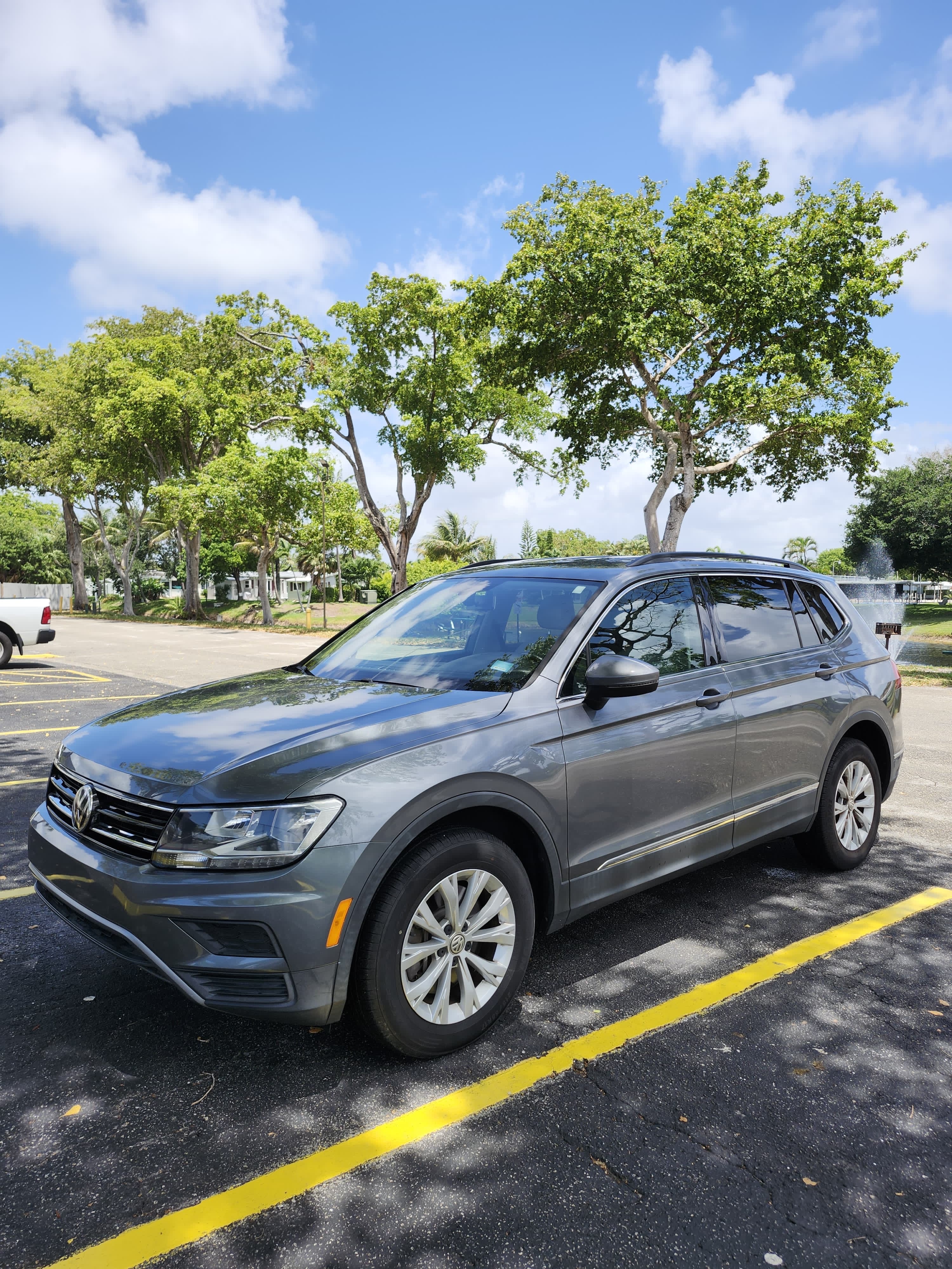 Used 2018 Volkswagen Tiguan SE FWD image 1