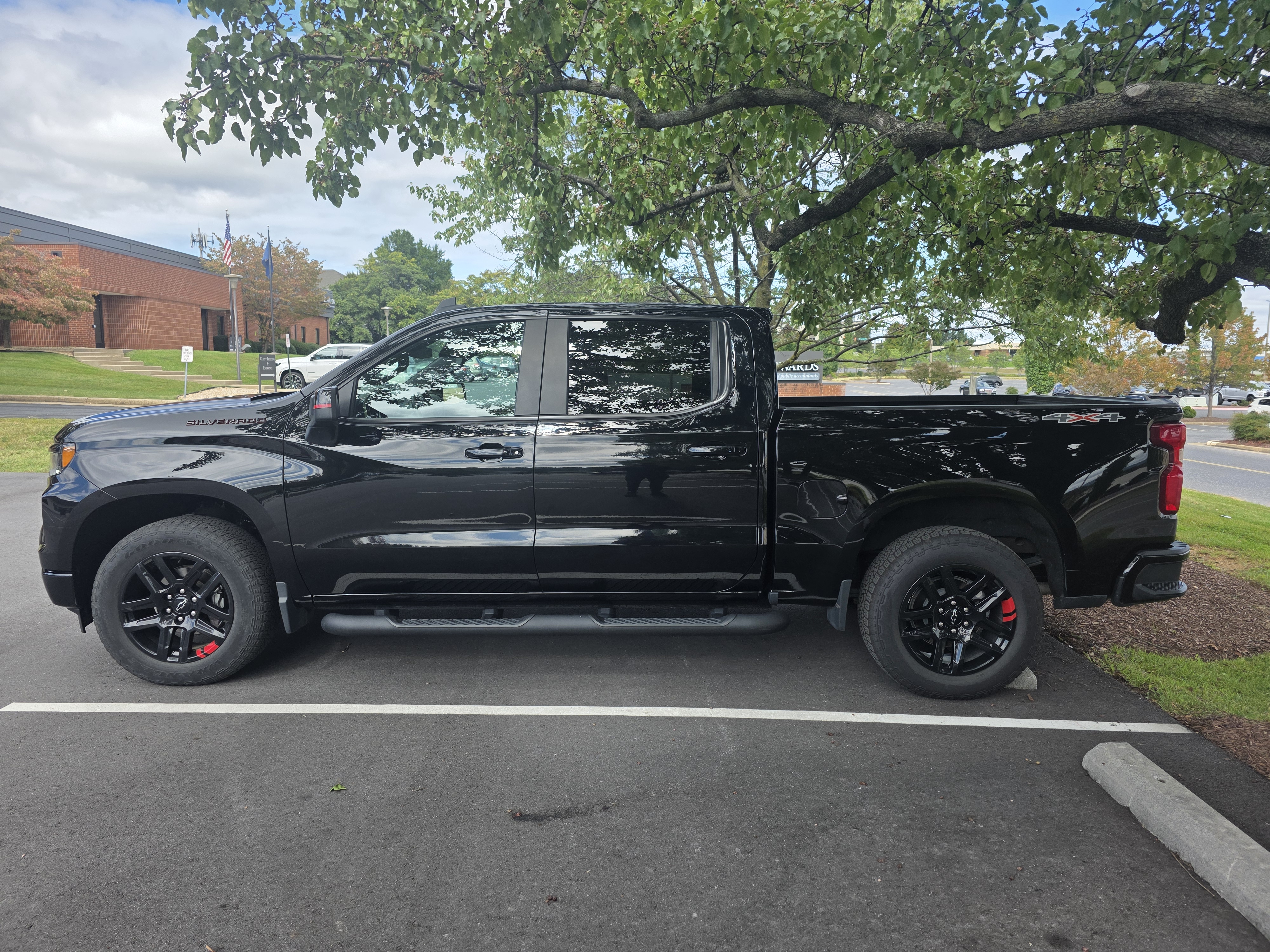 Used 2023 Chevrolet Silverado 1500 RST w/ Redline Edition AWD/4WD image 2