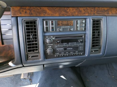 Used 1993 Cadillac Fleetwood Sedan image 17