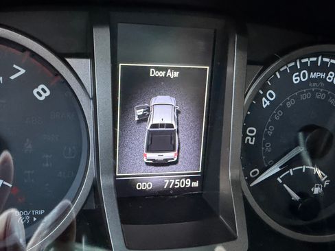 Used 2018 Toyota Tacoma SR5 image 6