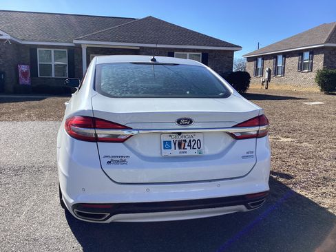 Used 2017 Ford Fusion SE w/ Fusion SE Technology Package image 2