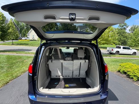 Used 2018 Chrysler Pacifica Limited w/ Advanced Safetytec Group FWD image 20