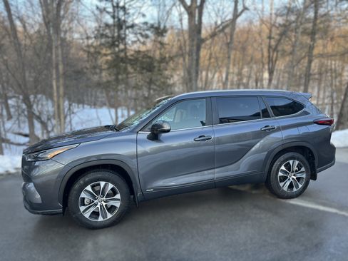Used 2025 Toyota Highlander XLE image 4