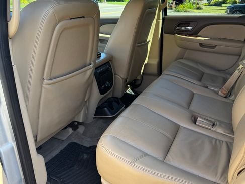 Used 2010 GMC Yukon XL SLT w/ SLT-2 Equipment Package AWD/4WD image 15
