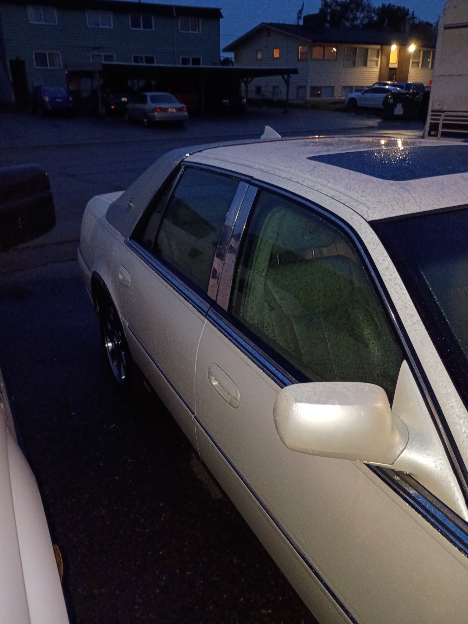 Used 2010 Cadillac DTS Premium FWD image 4