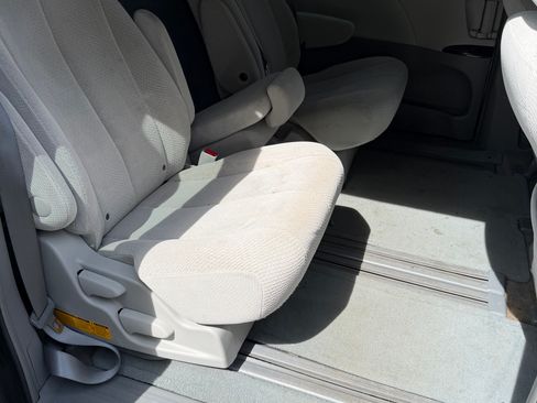 Used 2013 Toyota Sienna LE image 14