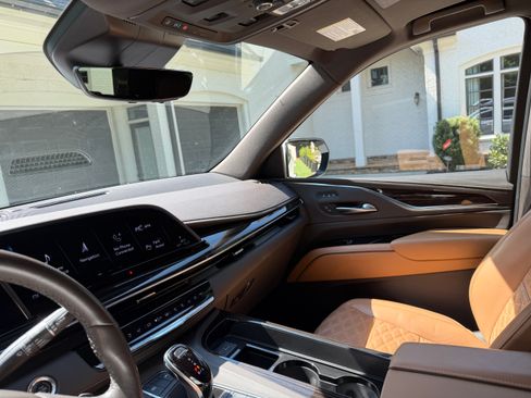 Used 2021 Cadillac Escalade ESV Premium Luxury w/ LPO, Illumination Package AWD/4WD image 11