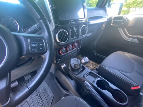 Used 2016 Jeep Wrangler Unlimited Rubicon w/ Connectivity Group AWD/4WD image 24