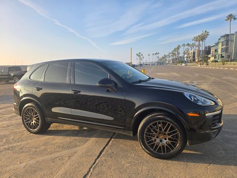Used 2017 Porsche Cayenne Platinum Edition image 8