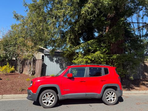 Used 2018 Jeep Renegade Latitude w/ Cold Weather Group image 2