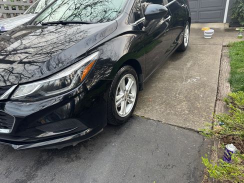 Used 2018 Chevrolet Cruze LT image 2
