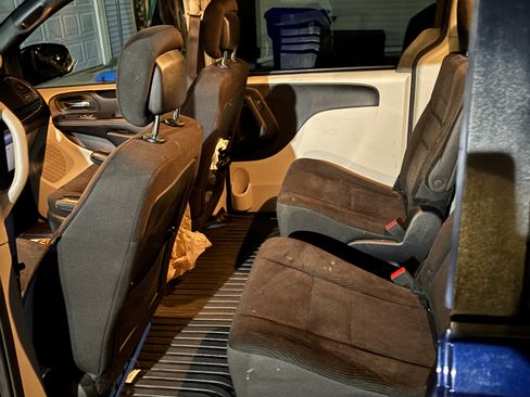 Used 2017 Dodge Grand Caravan SE image 9