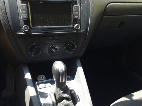 Used 2015 Volkswagen Jetta S image 9