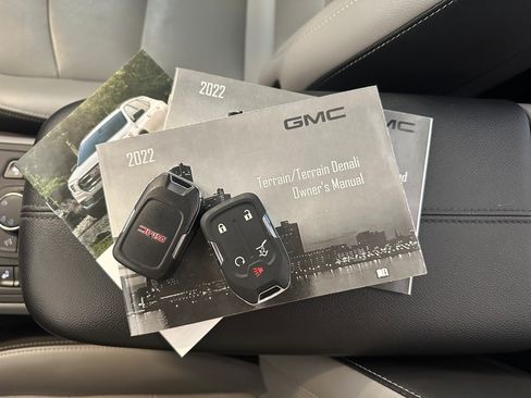 Used 2022 GMC Terrain SLT w/ Infotainment Package II AWD/4WD image 18