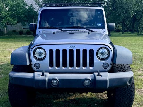 Used 2018 Jeep Wrangler Unlimited Rubicon w/ Connectivity Group AWD/4WD image 5