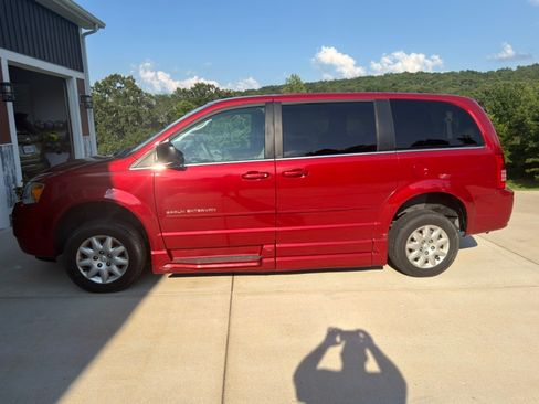 Used 2010 Chrysler Town & Country LX w/ PWR Convenience Group FWD image 9