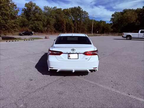 Used 2020 Toyota Camry SE image 4