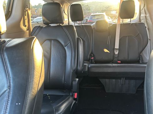 Used 2017 Chrysler Pacifica Touring-L image 8