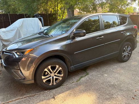 Used 2018 Toyota RAV4 LE FWD image 1