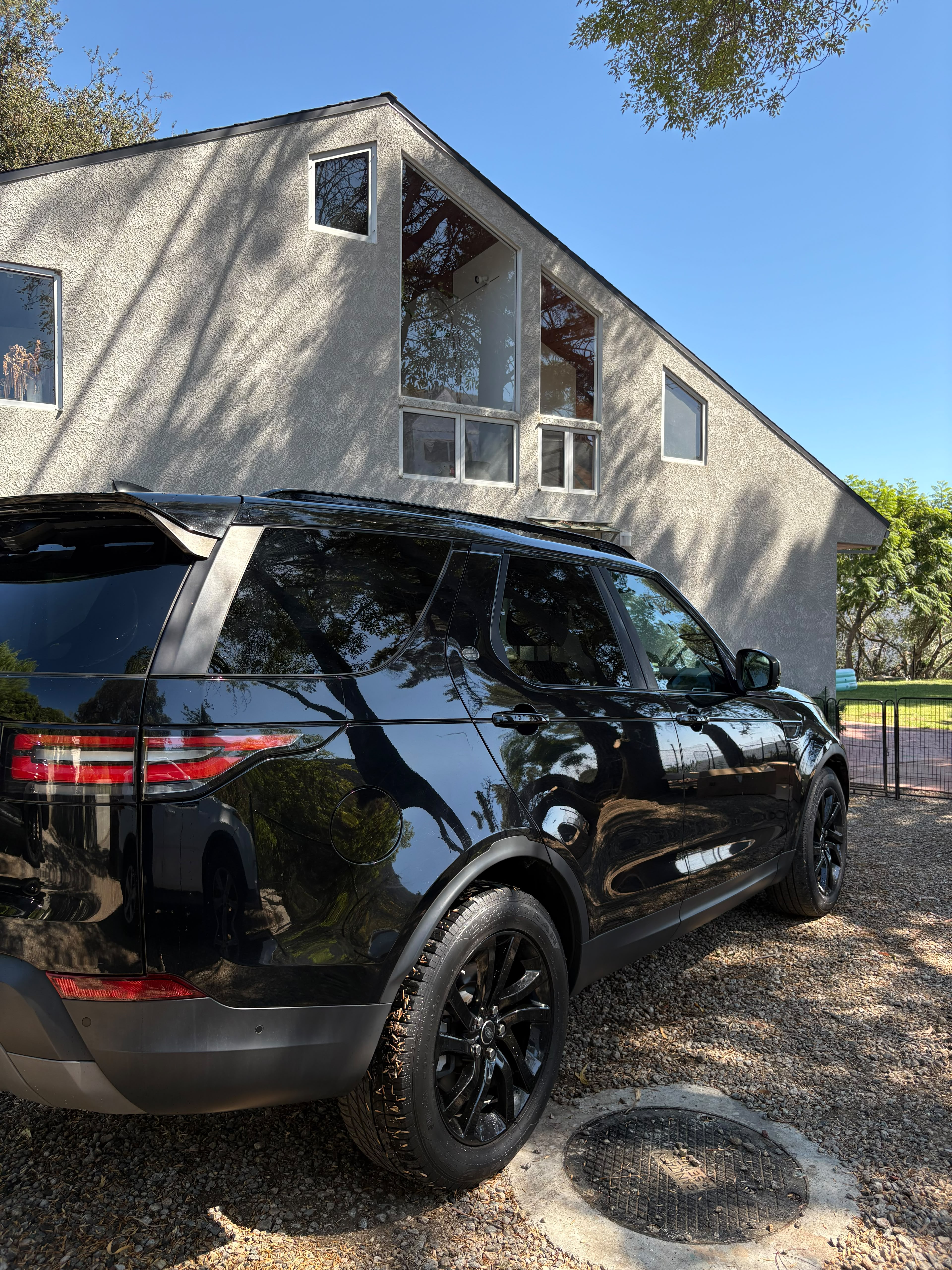 Used 2017 Land Rover Discovery HSE AWD/4WD image 10