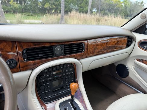 Used 2003 Jaguar XJ8 image 23