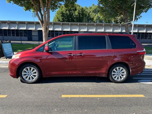 Used 2015 Toyota Sienna XLE w/ XLE Navigation Package AWD/4WD image 2
