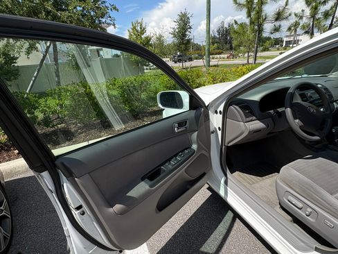 Used 2005 Toyota Camry LE FWD image 10