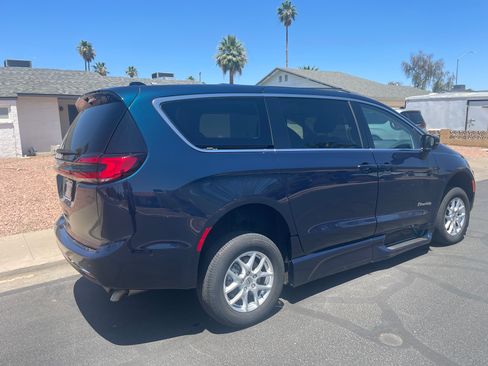 Used 2024 Chrysler Pacifica Touring-L FWD image 5