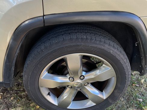 Used 2011 Jeep Grand Cherokee Limited image 15