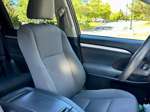 Used 2019 Toyota Highlander LE FWD image 6