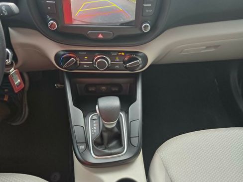 Used 2025 Kia Soul LX w/ LX Technology Package FWD image 10