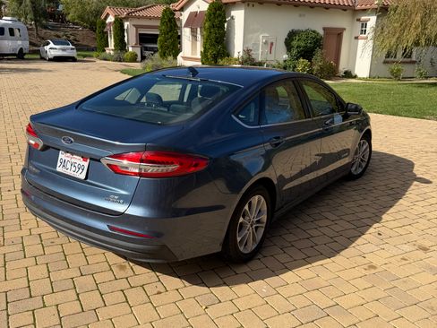 Used 2019 Ford Fusion SE image 2