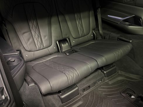 Used 2021 BMW X7 M50i image 11