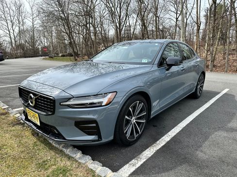 Used 2022 Volvo S60 B5 Momentum w/ Climate Package image 1