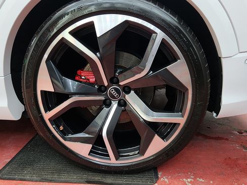 Used 2020 Audi Q8 Prestige w/ Prestige Package image 12